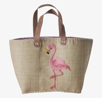 Bild av färgglad väska med flamingomotiv och läderhandtag
