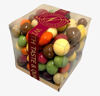 Foto: Transparent kubask med färgade chokladkulor mix