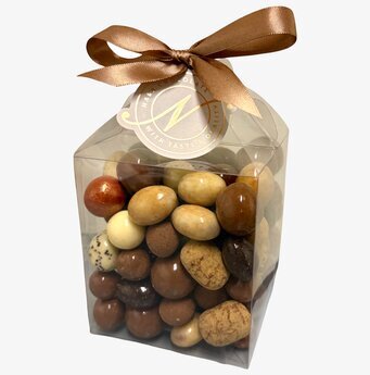 Foto: Presentförpackad chokladmix i plastask vit bakgrund