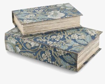 Foto på blommiga boklådor i blått mot vit bakgrund
