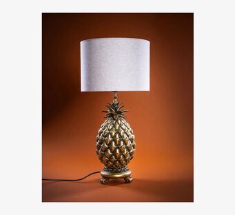 Foto: Bordslampa med ananasformad guldfot, grå skärm