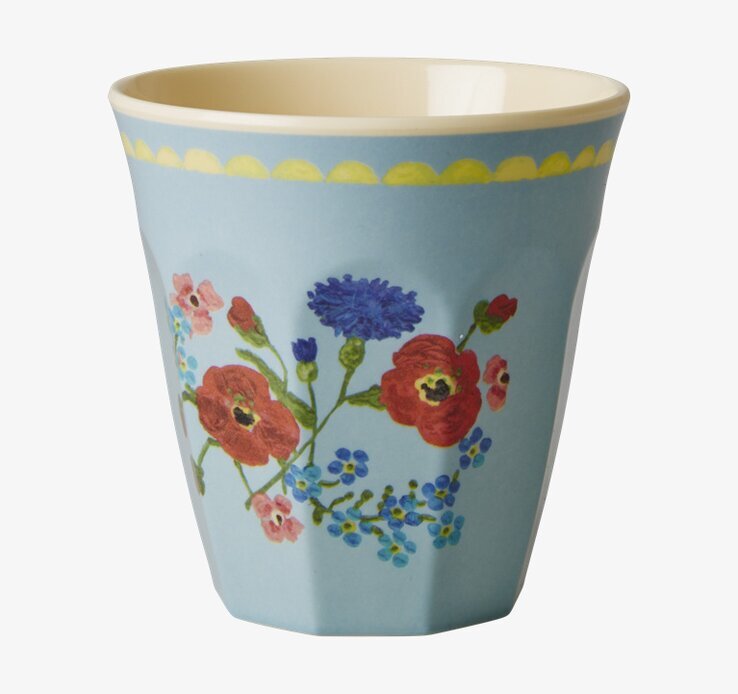 Bild av mugg med livligt blommönster och färgkontrast