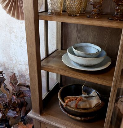 Foto: Detalj av vitrinskåp med bärnstensglas, keramik