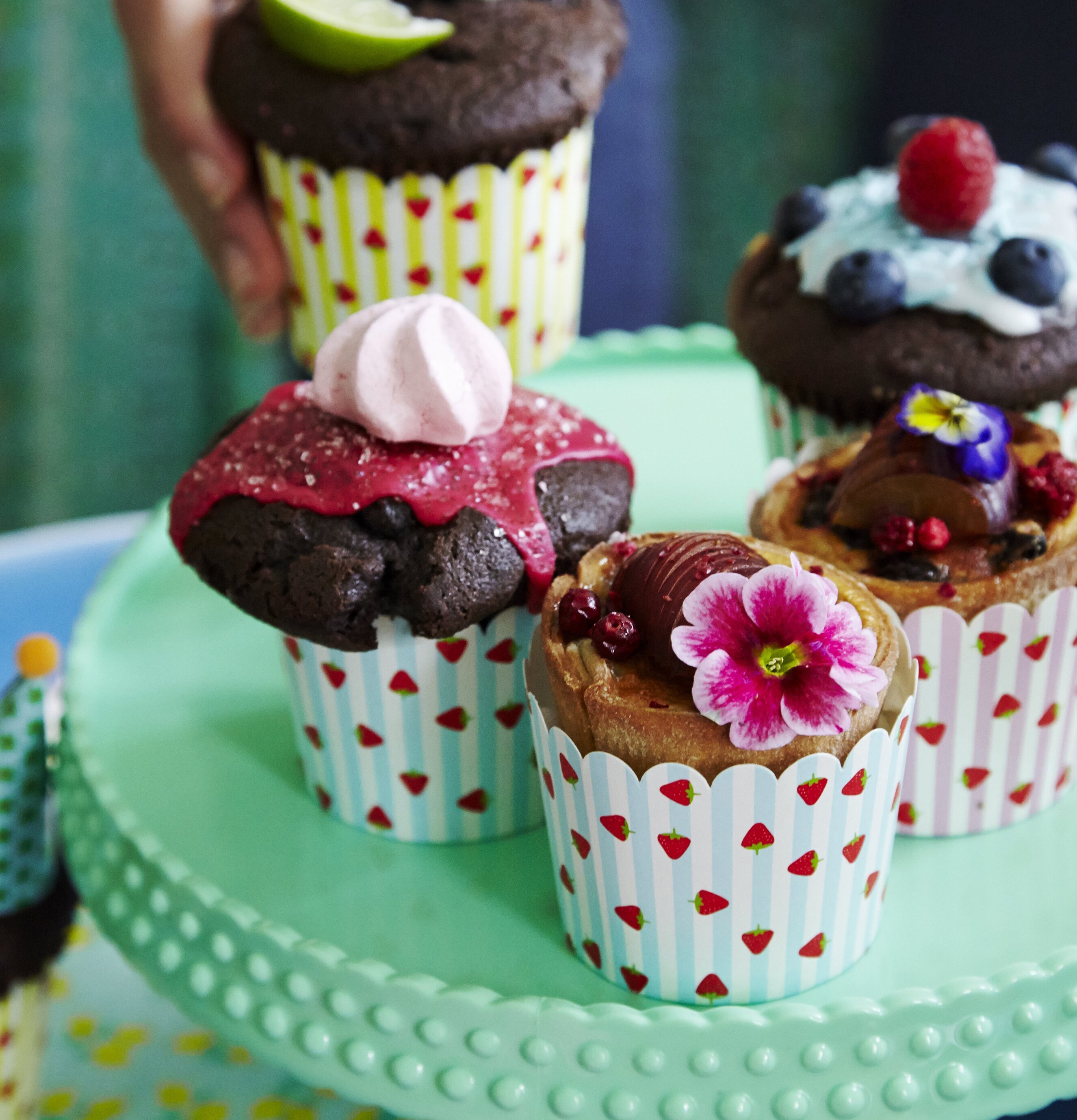 Rice Kak-/tårtfat Med Kupa med muffins i färgglada former
