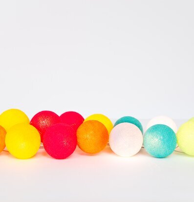 Foto av färgglad ljusslinga med harmonisk ljusbild