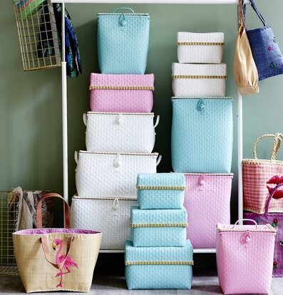 Bild av färgglada och praktiska förvaringskorgar hemma