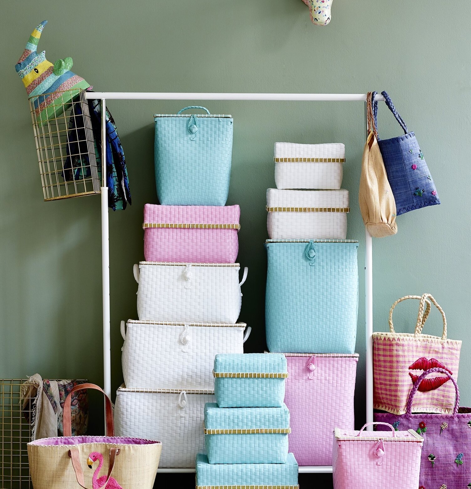 Tvättkorg Soft Pink från Rice omgiven av färgglada korgar