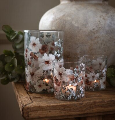 Foto: Glaslyktor med blomstertryck på träpall, vas