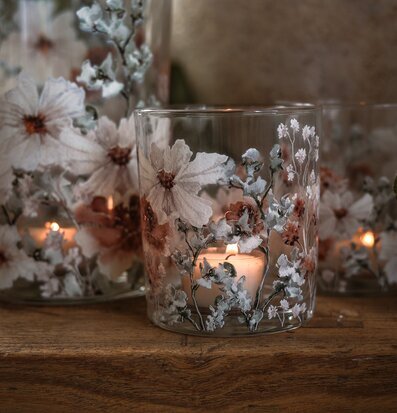 Foto: Glasljuslyktor med värmeljus och blomtryck