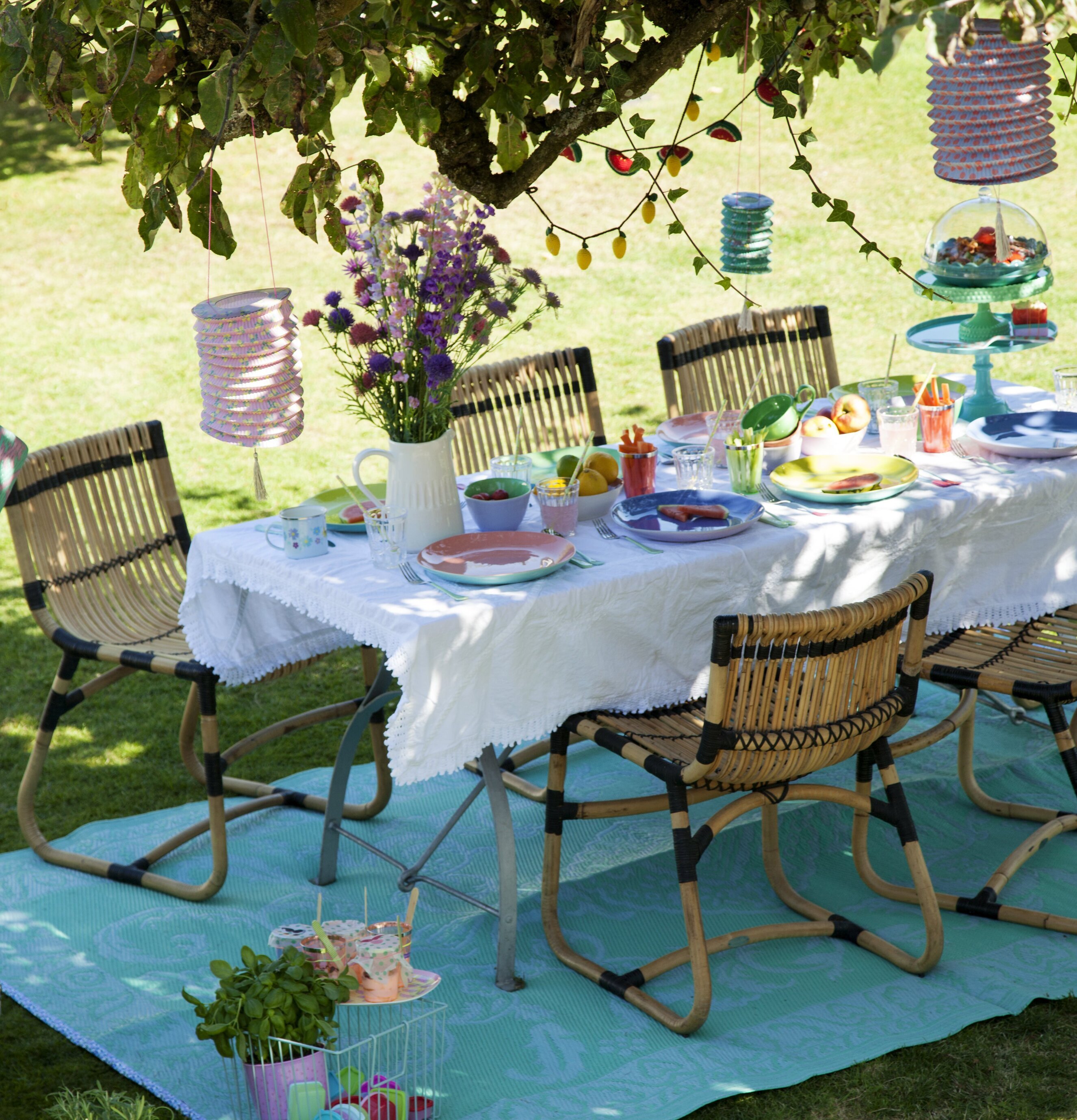 Kakfat från Rice på ett färgglatt sommarbord under träd
