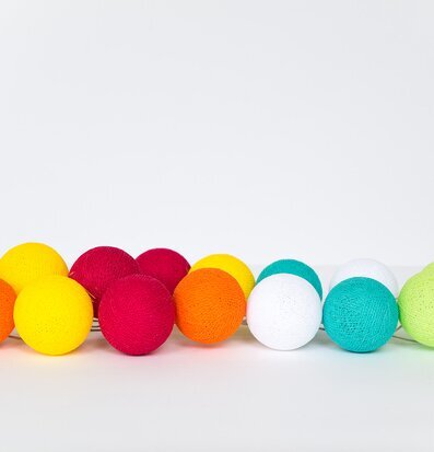 Bild av färgglad ljusslinga med klotformade lampor