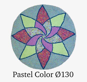 Foto av rund handgjord matta med färgglatt spiralmönster