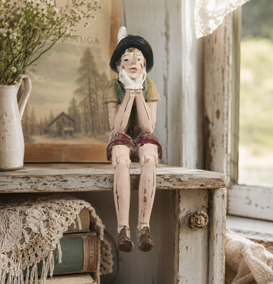 Foto: Pinocchio-figur på sliten hylla vid fönster