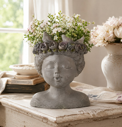 Foto av grå bystkruka med blomsterkrans och blommor