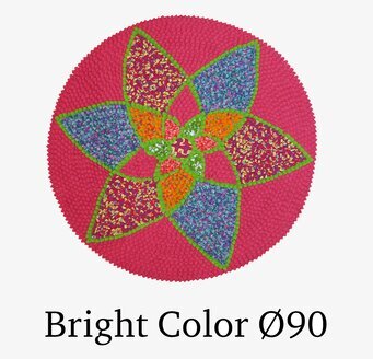 Bild av rund handgjord matta med färgglatt mönster