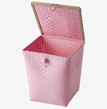 Foto av mjuk rosa tvättkorg med lock och handtag