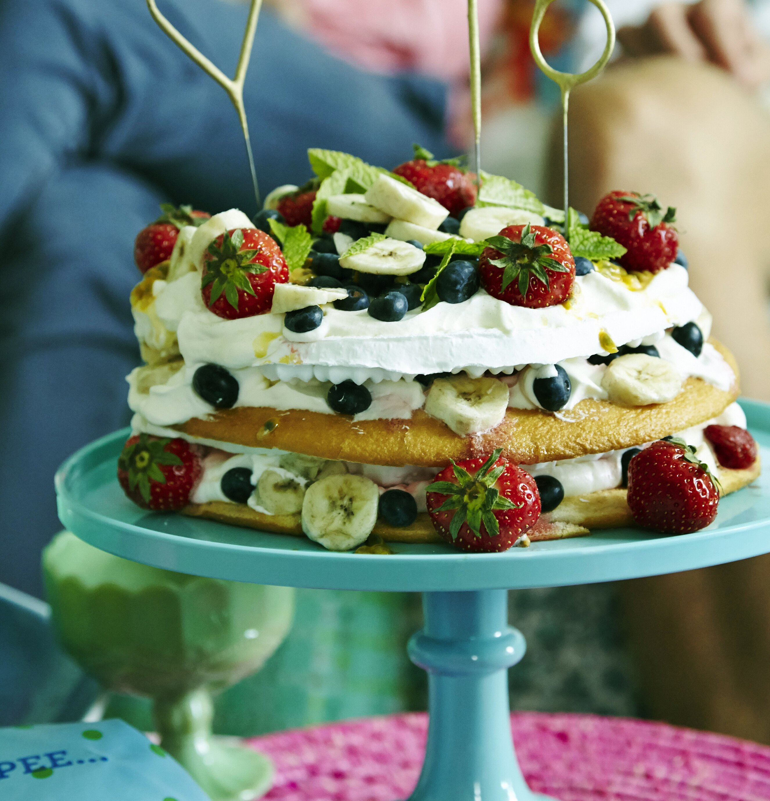 Kakfat från Rice med tårta och färgglada dekorationer