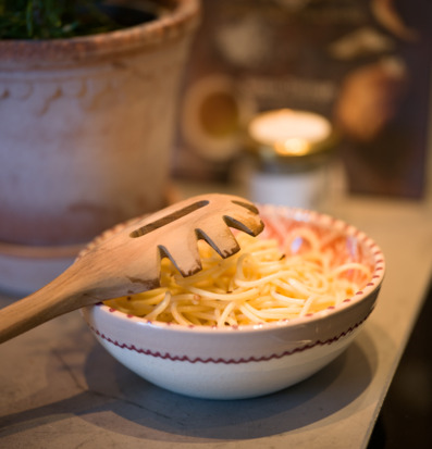 Foto: Pastaslev i trä över skål med nykokt pasta