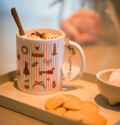 Foto: Randig julmugg med God Jul-hjärta och kakor