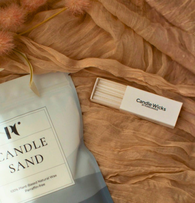 Foto: Ljussand och vekar i beige produktarrangemang