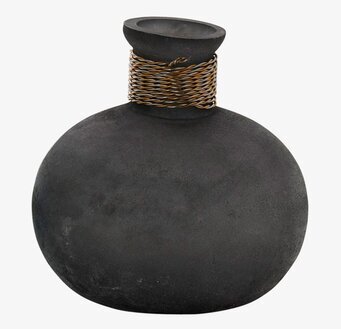 Foto av elegant rund vas med spiraldesign i metall