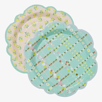 Bild av färgglada pappersassietter med blommönster