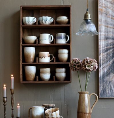 Foto: Väggmonterad trähylla med keramik och lampa