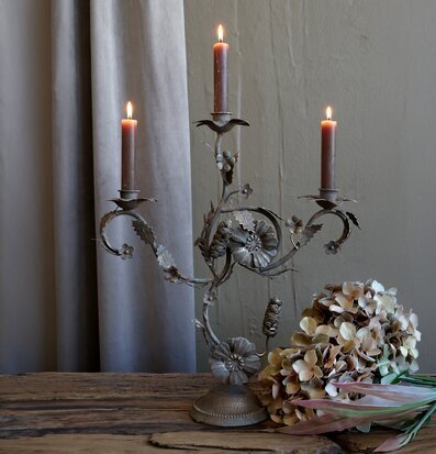 Foto: Trearmad ljusstake i metall med blomsterdekor