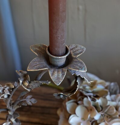 Foto: Närbild av antik ljusstake med blomdekor