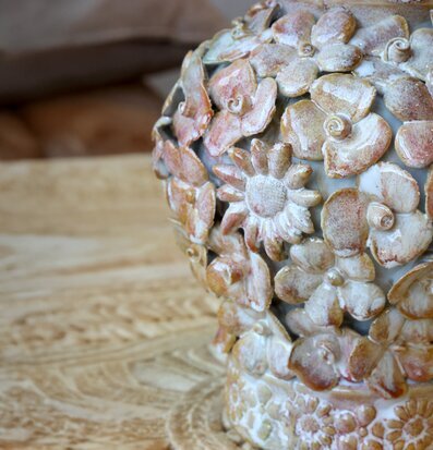 Foto: Närbild på vas med blomrelief i keramik 55