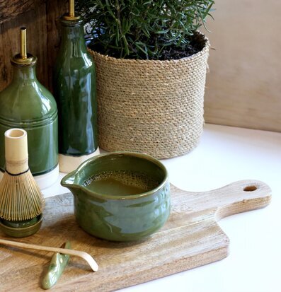 Foto: Matcha te i grön skål med bambuvisp och bricka
