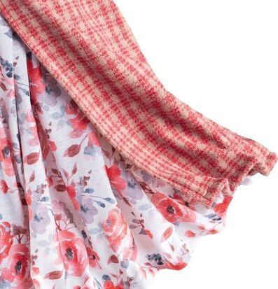 Foto: Närbild av draperat tyg med rutor och blommor