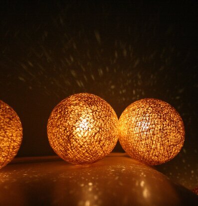 Bild av ljusslinga som skapar varm och inbjudande atmosfär