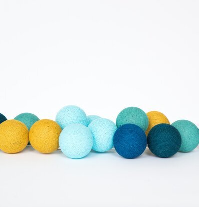 Bild av ljusslinga med färgglada bollar och textur