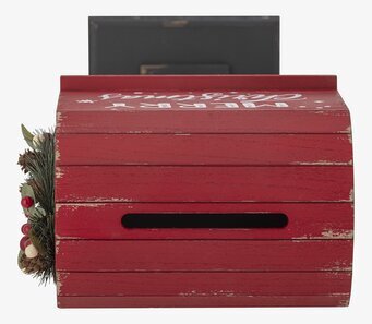 Foto: Röd julbrevlåda med sliten yta och krans