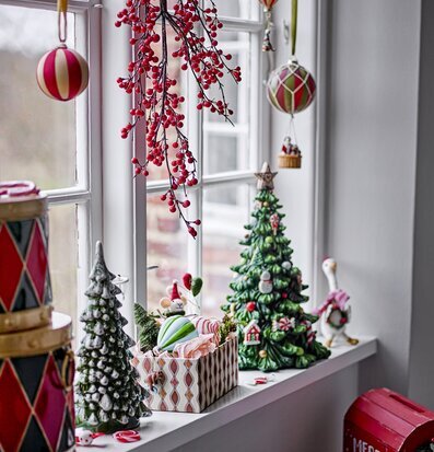 Bild: Juldekorerat fönster med kulor och figurer