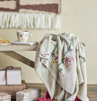 Foto: Julpläd i naturton med paket och vinterfika