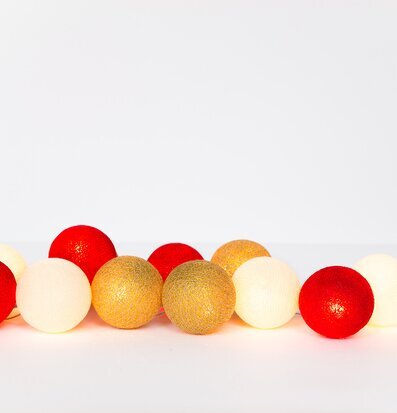 Bild av ljusslinga med glittrande och festliga färger