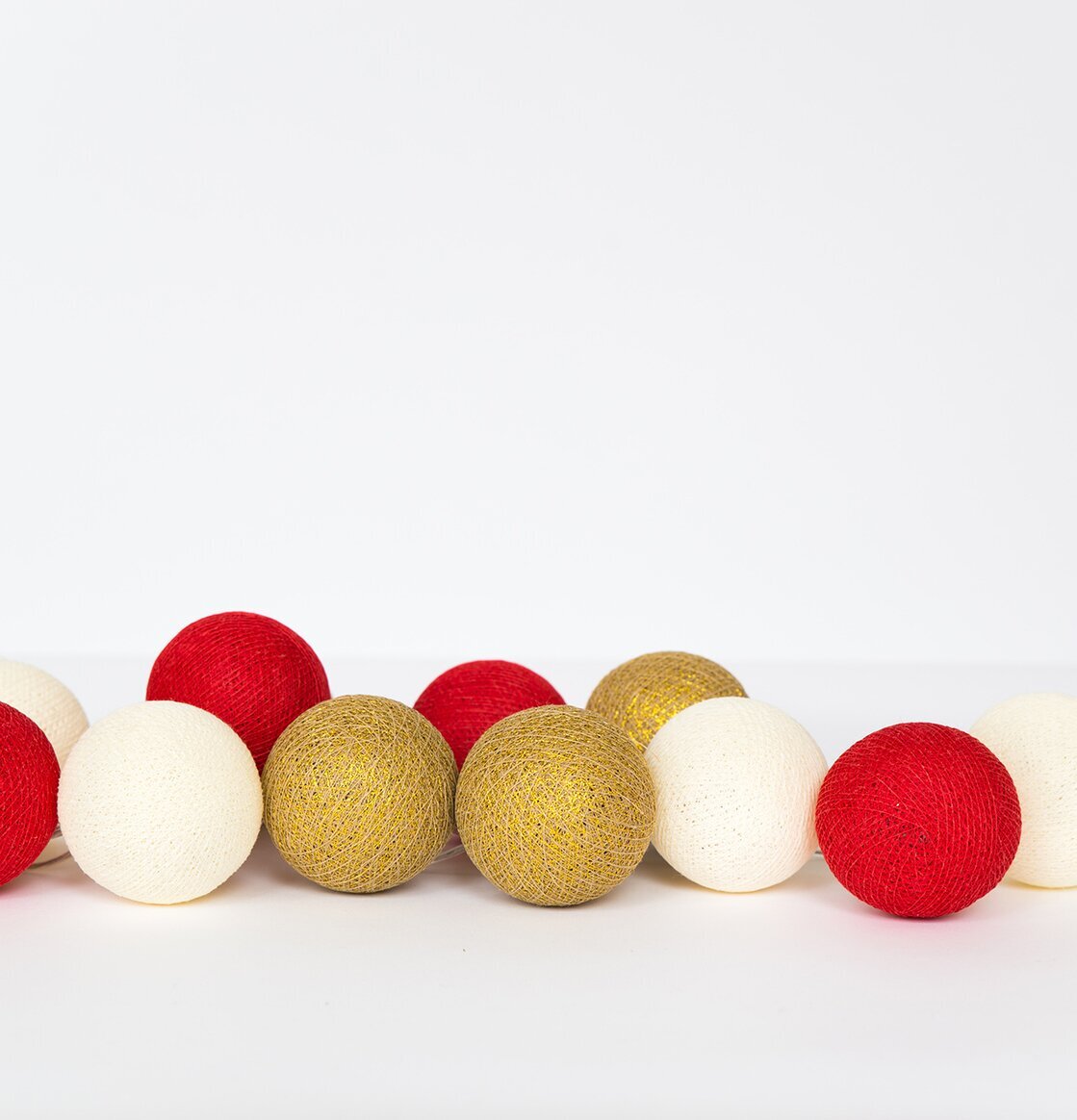 Ljusslinga Christmas Gold 35 från Happy Lights på vit yta