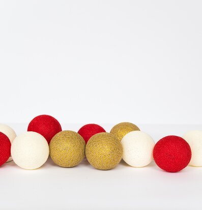 Bild av elegant ljusslinga med röda, vita och guldtoner