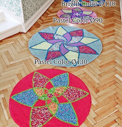 Bild av färgglada handgjorda mattor på träfiskbensgolv