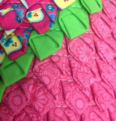 Bild av handgjord matta med färgglatt och blommigt mönster