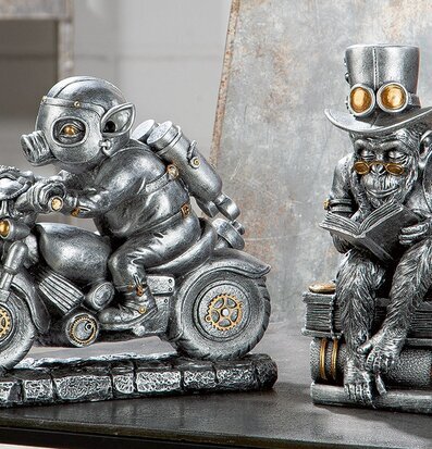 Foto: Silverapor med motorcykel och böcker, steampunk