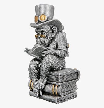 Foto: Silverfärgad apa läser bok på bokstapel, vit bakgrund