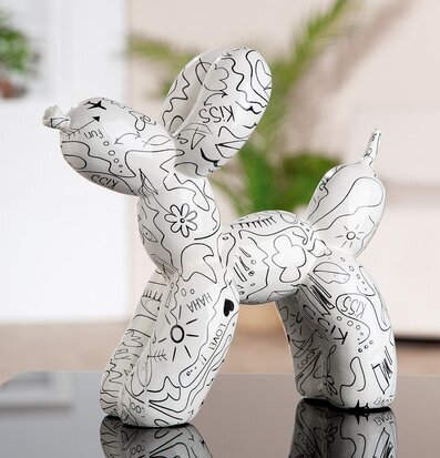 Foto: Vit ballonghundfigur med svart line art-mönster