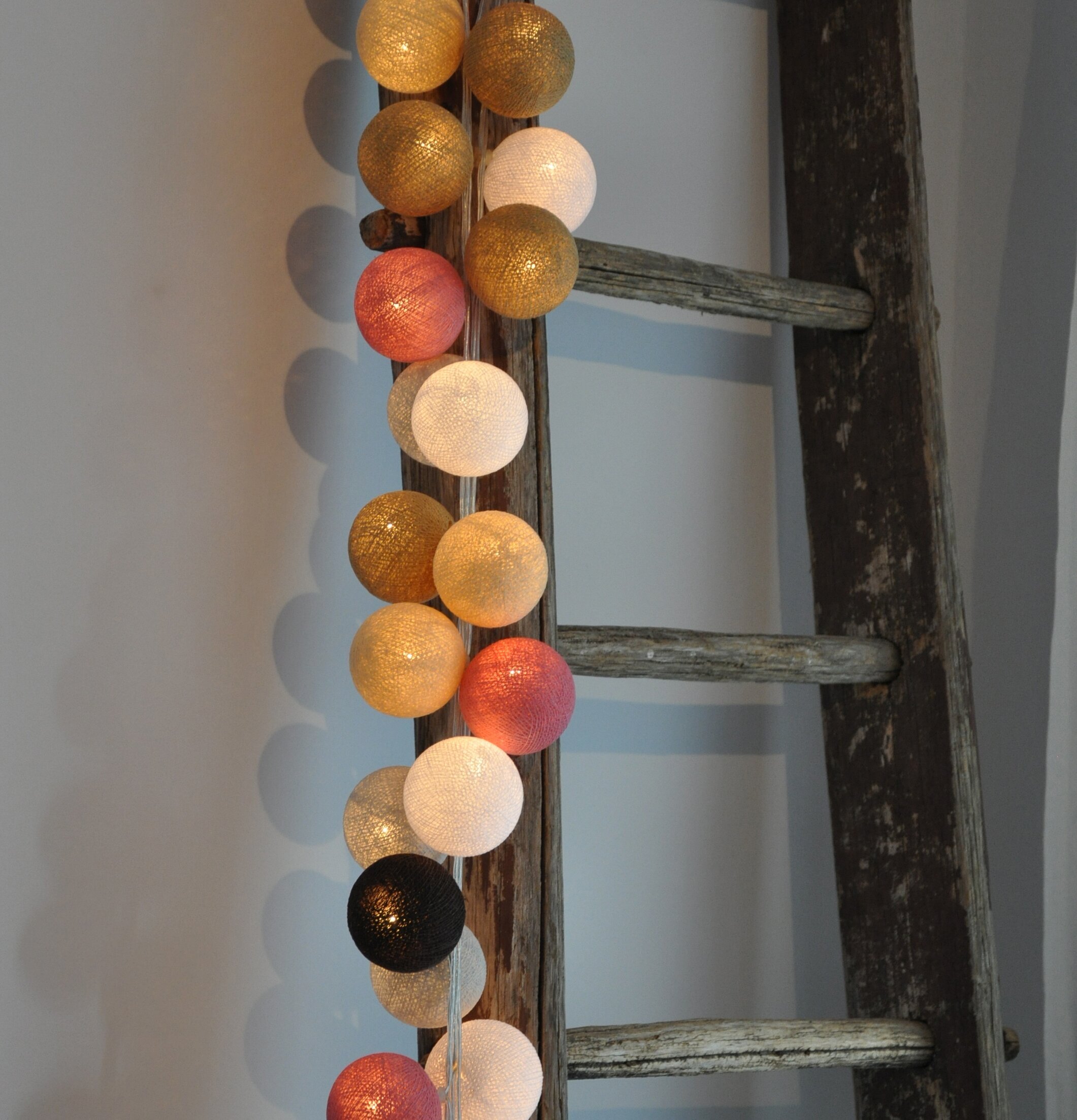 Ljusslinga Medersa 35 från Happy Lights på rustik trästege