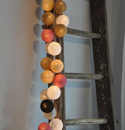 Foto av ljusslinga på väderbiten trästege i rummet