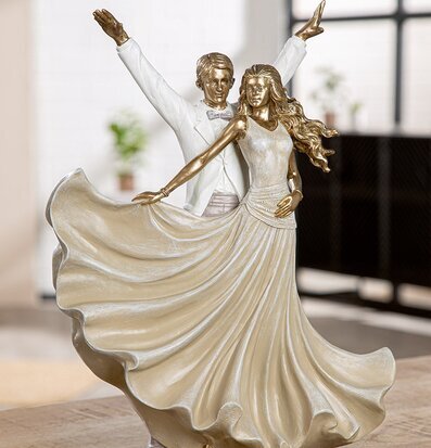 Foto: Dansande par i salsa-pose, guld och beige skulptur