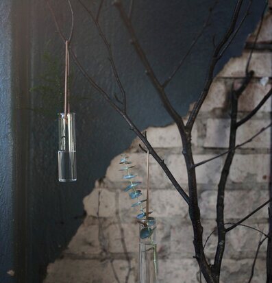 Foto av stilren hänglykta i glas med naturlig touch