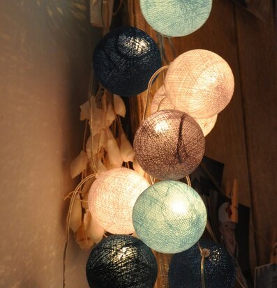 Bild av ljusslinga med dekorativa bollar i blått och vitt